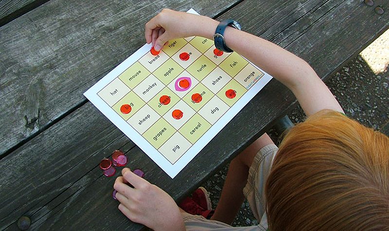 Bảng Bingo với từ vựng có hình minh họa, hỗ trợ trẻ học từ trái nghĩa